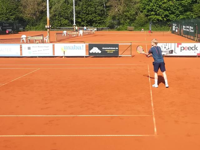 Serving in the match, tennis tournament, Hemsbach (2019)